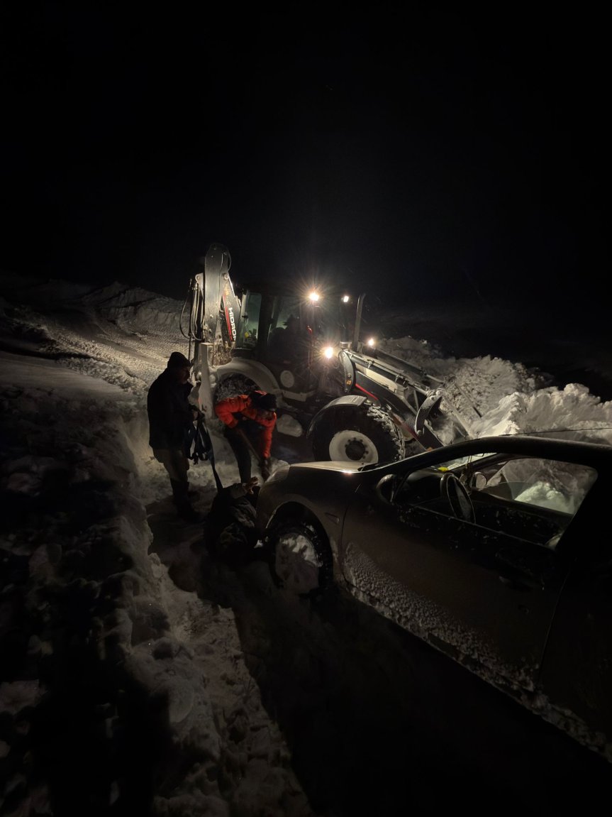 Bir anda buz kesti: Hamur-Tutak-Patnos yolunda gece boyu kaza ve kurtarma mesaisi