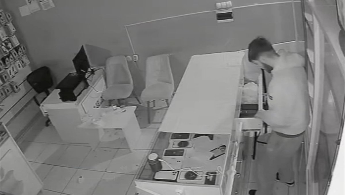 Iğdır'da iş yerinden 30 saniyede cep telefonu hırsızlığı güvenlik kamerasında