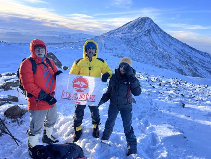 Küçükağrı dağcı, İzmirli zirve Dağı