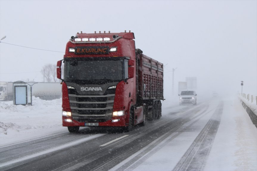 ulaşıma kar kara Kağızman-Ağrı tipi kapatıldı yolu nedeniyle ve yeniden 3