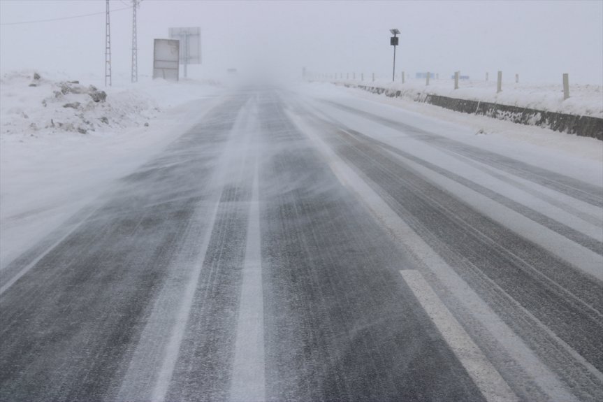 tipi kar ulaşıma kara Kağızman-Ağrı yeniden kapatıldı yolu ve nedeniyle 4