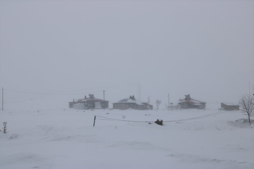 nedeniyle ve kara kapatıldı kar Kağızman-Ağrı yolu ulaşıma yeniden tipi 7
