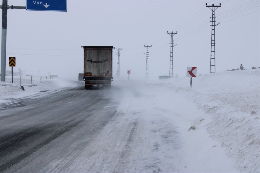 Kağızman-Ağrı ve yeniden ulaşıma kapatıldı tipi kar kara nedeniyle yolu 9