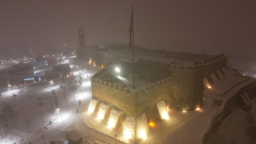 Karla kaplanan Erzurum'un tarihi yapıları dronla görüntülendi