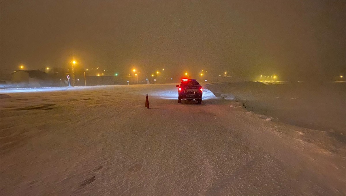 Kars-Ardahan kara yolu ağır tonajlı araç trafiğine kapatıldı