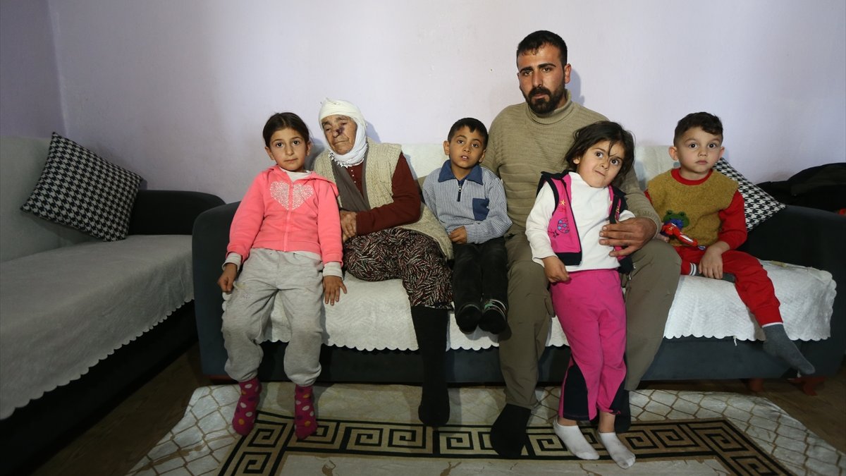 Kars'ta babaannesini kucağında taşıyarak gündeme gelen torun, duygularını AA'ya anlattı