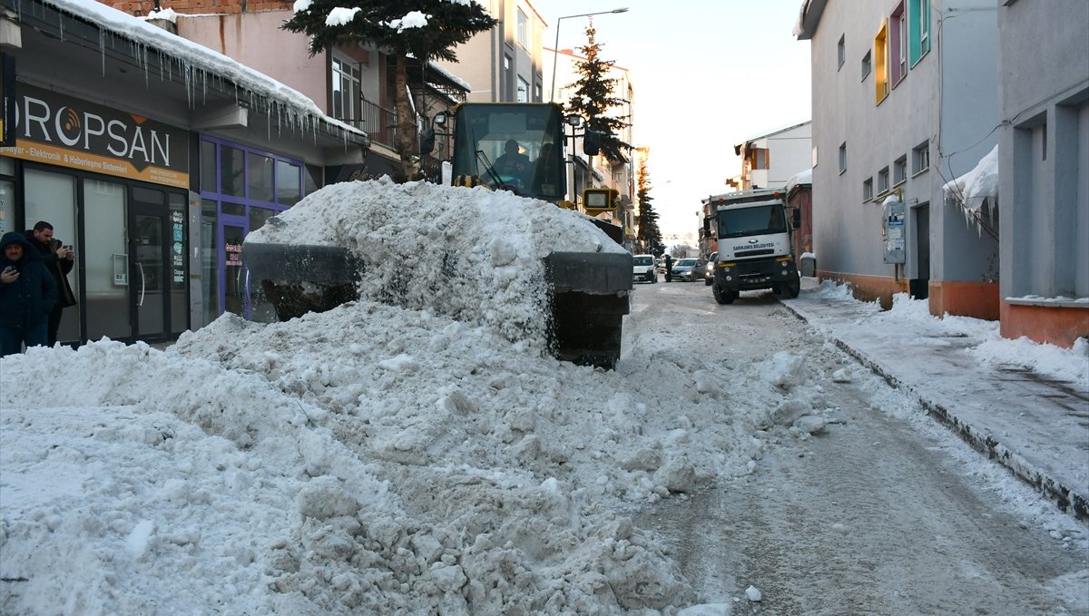 Kars'ta caddelerde biriken karlar kamyonlarla merkez dışına taşınıyor