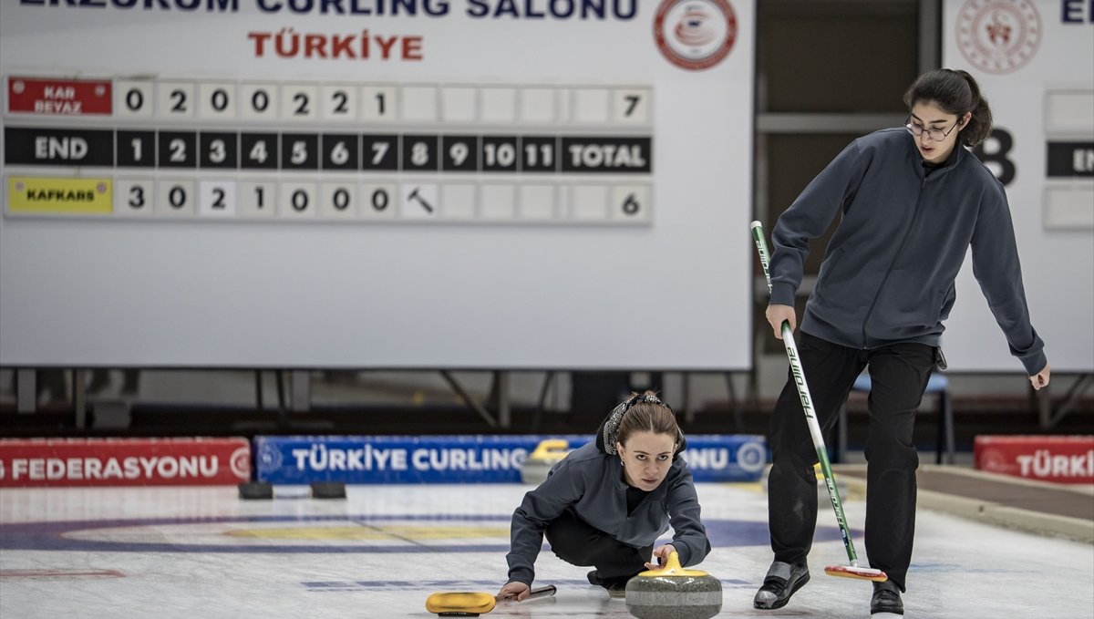 Kars'ta curling sporuna gönül verenlerin hedefi üst klasman ve milli forma