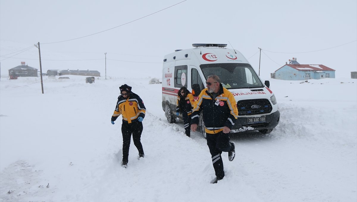 Kars'ta ekipler yoğun kar ve tipiye rağmen hastalara Hızır gibi yetişiyor