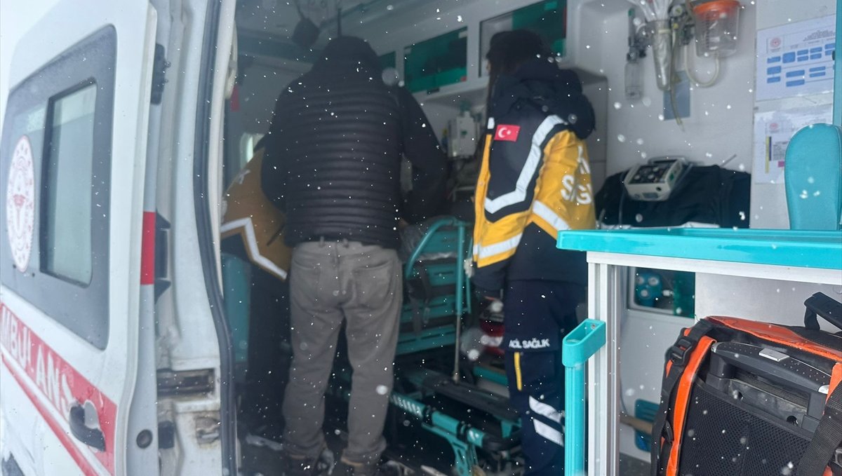 Kars'ta ekiplerin kar ve tipide hasta kurtarma mücadelesi