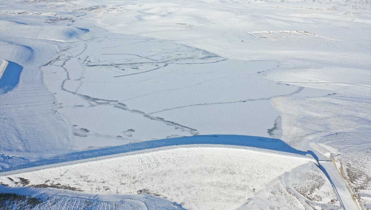 Kars'ta Eskimo usulü balık avcılığının yapıldığı baraj dondu