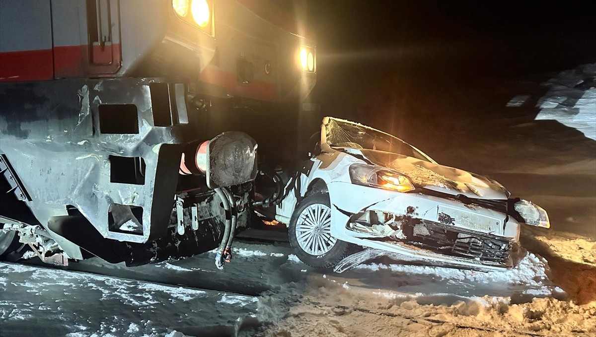 Kars'ta hemzemin geçitte kalan otomobile yük treni çarptı