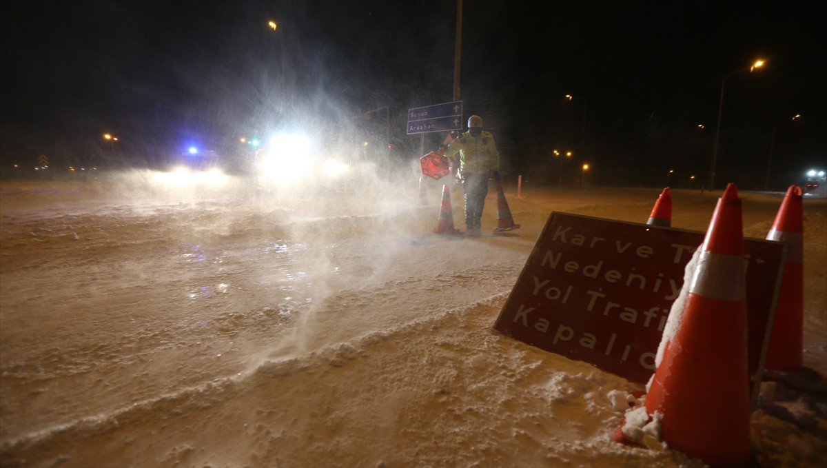Kars'ta kar ve tipi nedeniyle bazı yollar tüm araç trafiğine kapatıldı