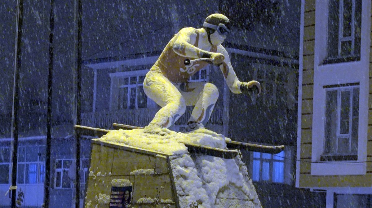 Kars'ta kar yağışı etkili oluyor