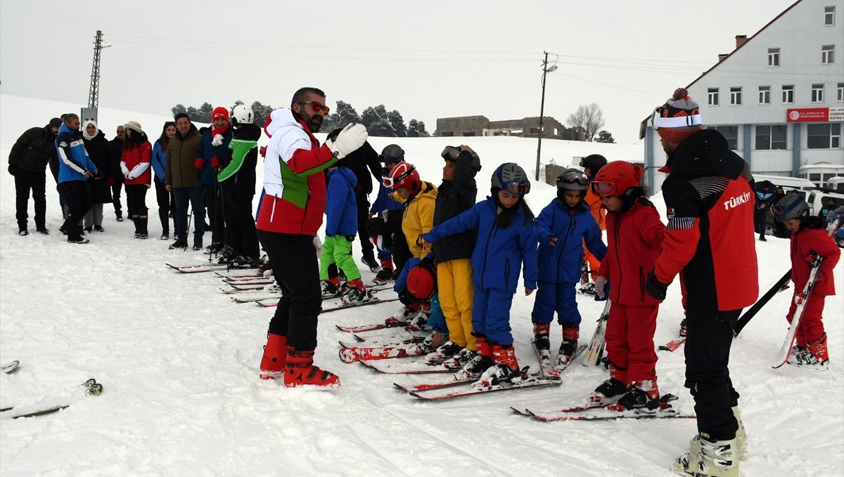 Kars'ta Karın Yıldızları Sarıkamış'ta Projesi ile 2 bin öğrenci kayakla tanıştı