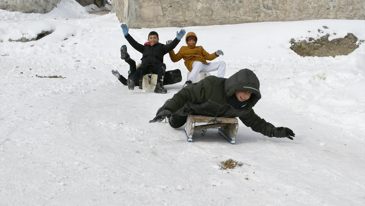 Kars'ta köy yolunu kızak pistine çeviren çocuklar karın keyfini yaşadı