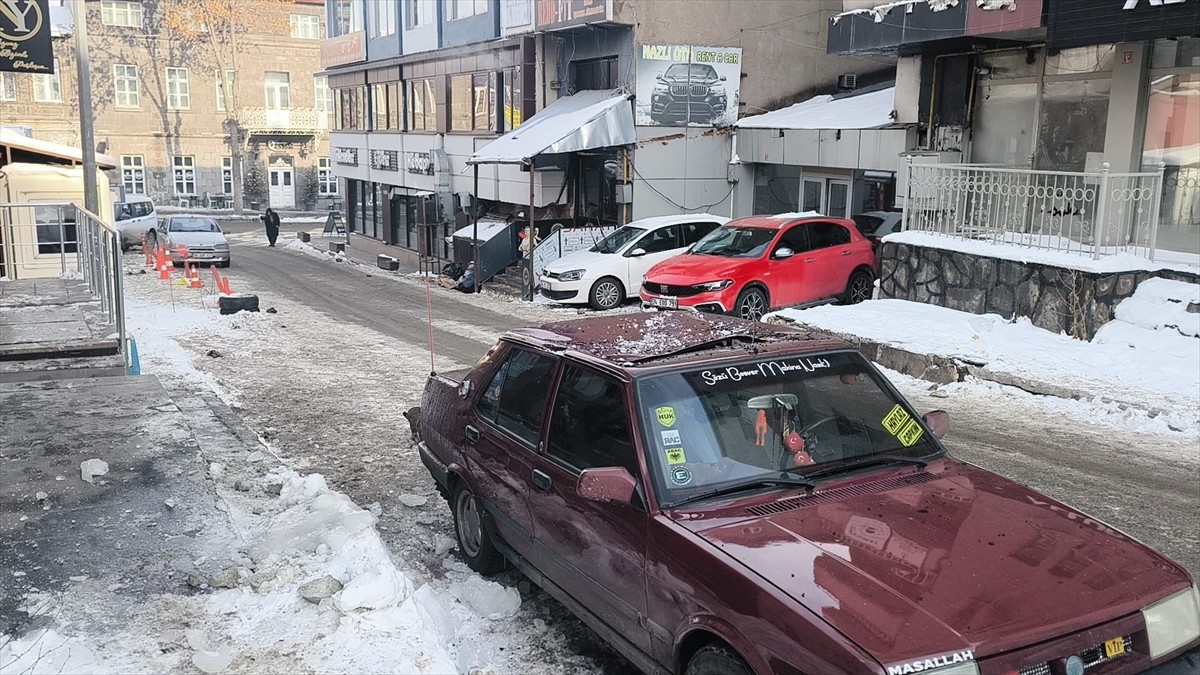 Kars'ta otomobilin üzerine düşen buz sarkıtı sürücüyü yaraladı