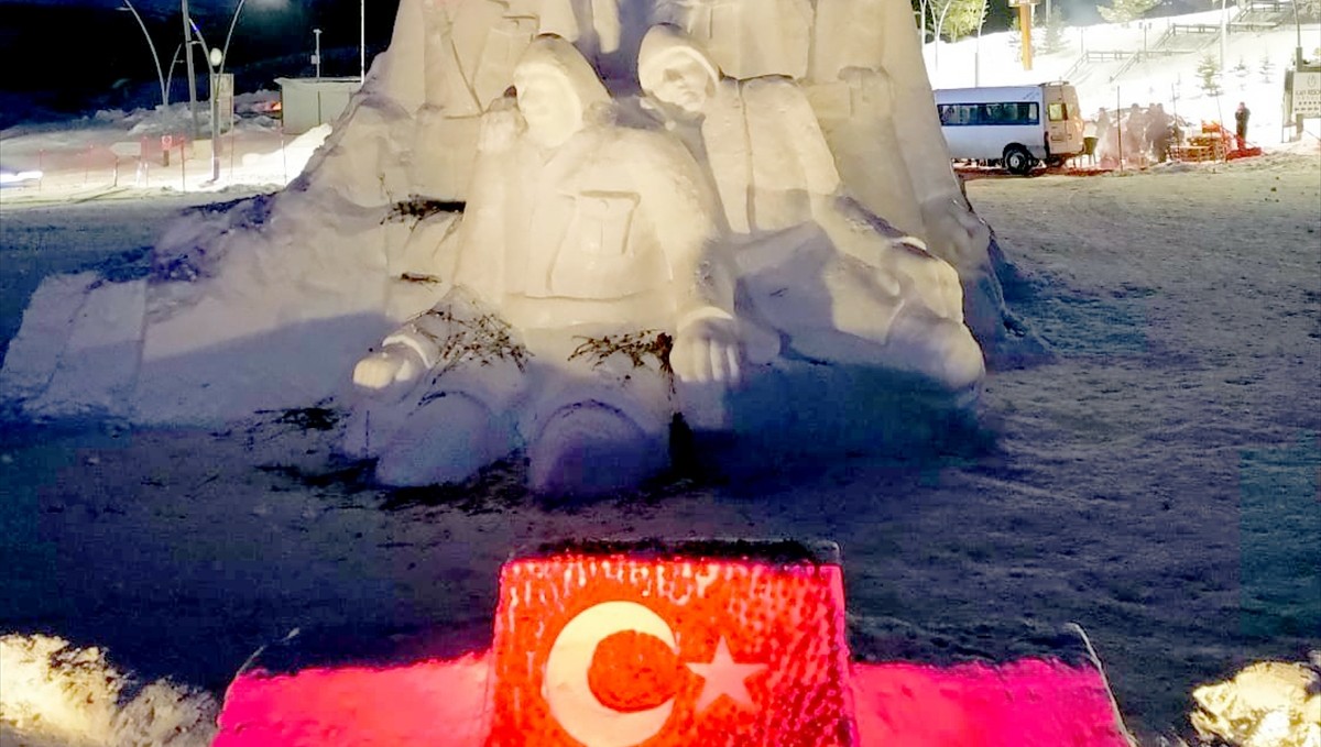 Kars'ta, Sarıkamış şehitleri anısına yapılan kardan heykeller ışıklandırıldı