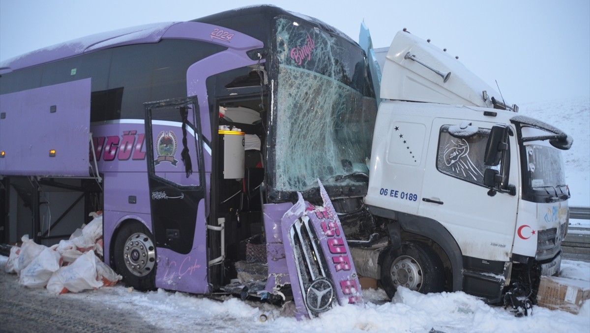 Kars'ta yolcu otobüsünün kamyona çarptığı kazada 9 kişi yaralandı