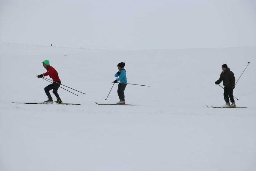 Kayaklı koşu sporcuları karlı dağlarda müsabakalara hazırlanıyor