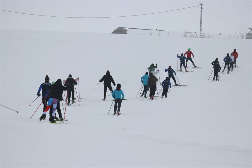 dağlarda karlı müsabakalara sporcuları koşu Kayaklı hazırlanıyor 2