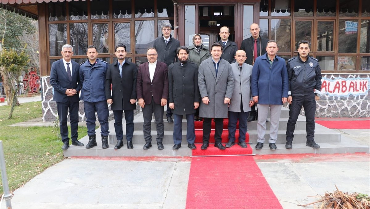 Keban'da ilçe müftüsü ile tapu müdür vekili için veda yemeği