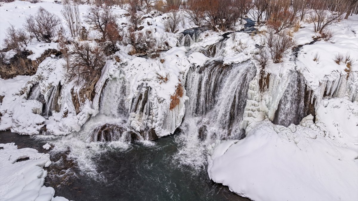Kısmen donan Muradiye Şelalesi'nde kış güzelliği