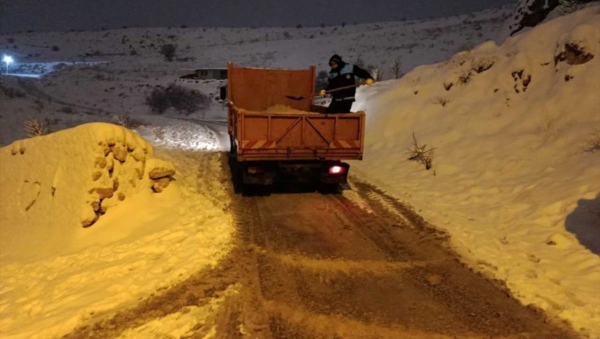 Malatya'da kar yağışı sonrası oluşan buzlanma için mücadele sürüyor