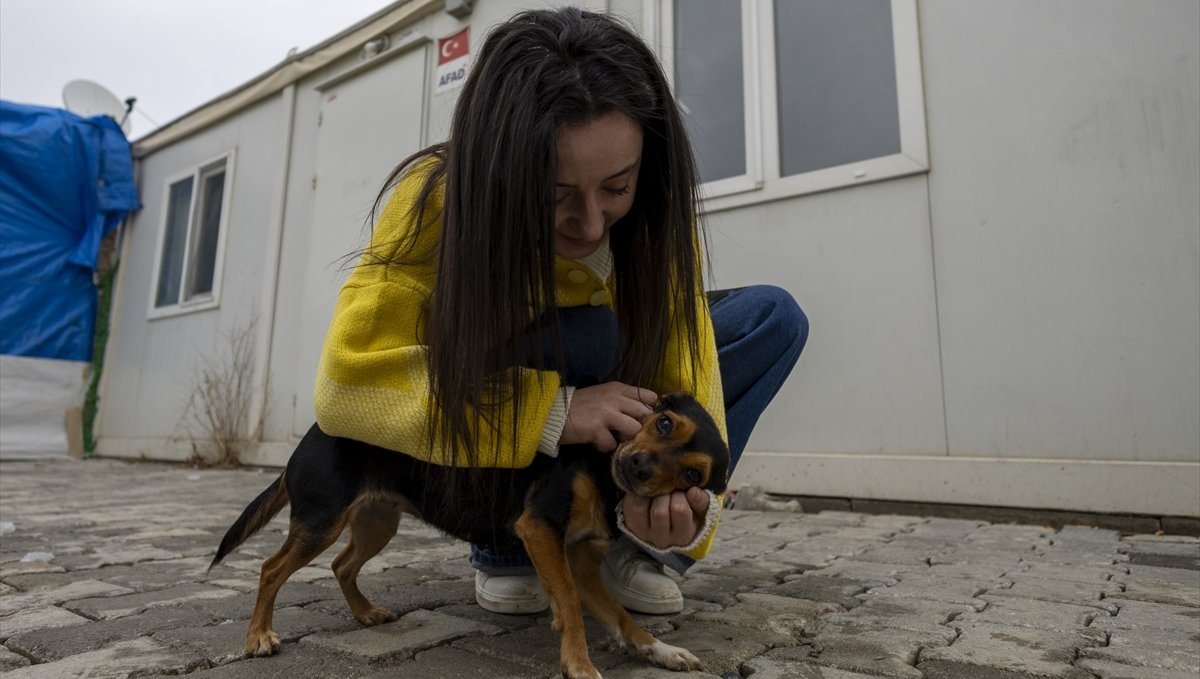 Malatya'da yaşayan genç kızın köpeği Boncuk ile bağı yürekleri ısıtıyor