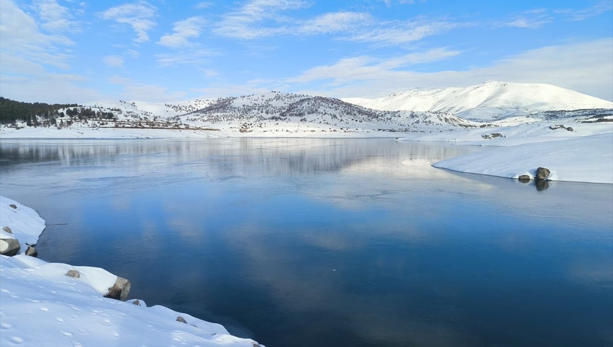 Malatya'daki Sürgü Barajı'nın yüzeyi buz tuttu