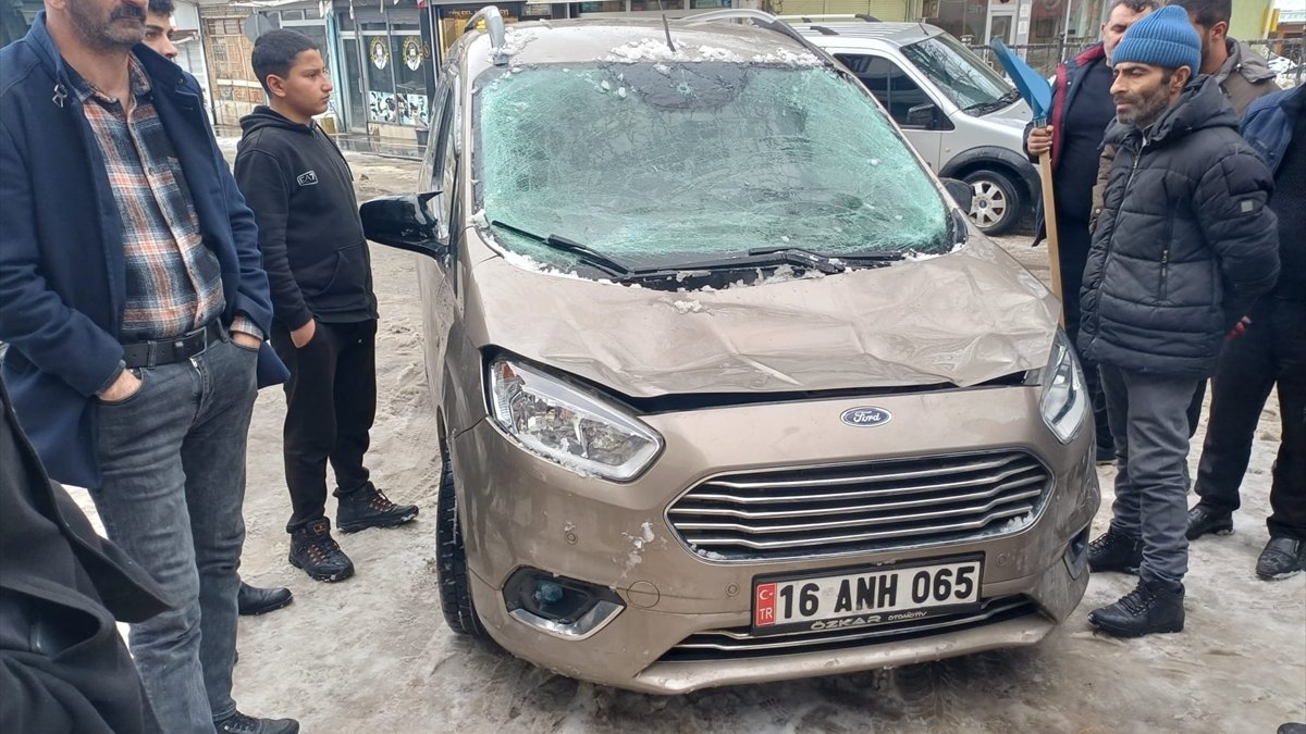 Malazgirt'te çatıdan düşen kar kütlesi park halindeki araçta hasara yol açtı
