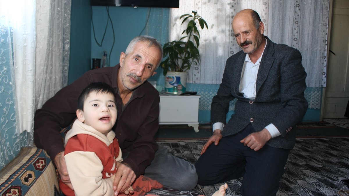 Malazgirt'te engellilere tekerlekli sandalye hediye edildi