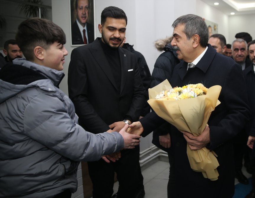 Bakan Yusuf Tekin AK Parti Ağrı İl Başkanlığı girişinde çiçekle karşılandı