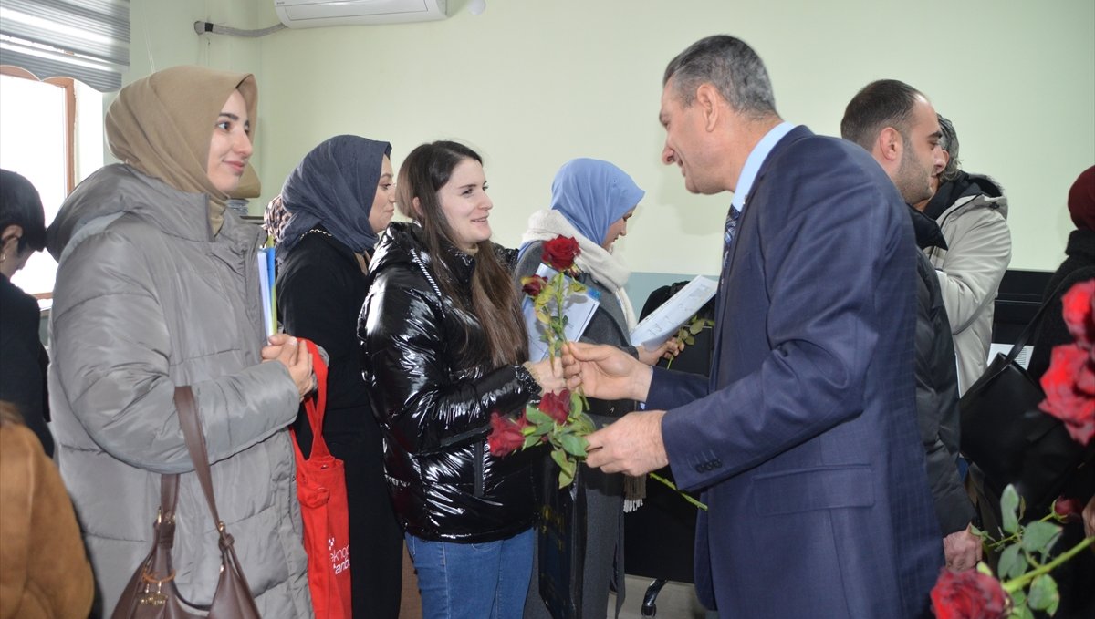 Muş'a atanan öğretmenler güllerle karşılandı