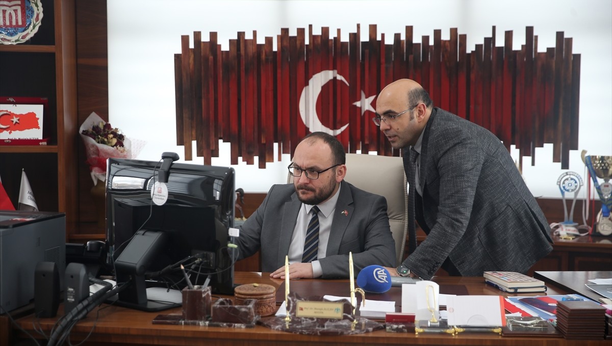 Muş Alparslan Üniversitesi Rektörü Prof. Dr. Alican, AA'nın Yılın Kareleri oylamasına katıldı