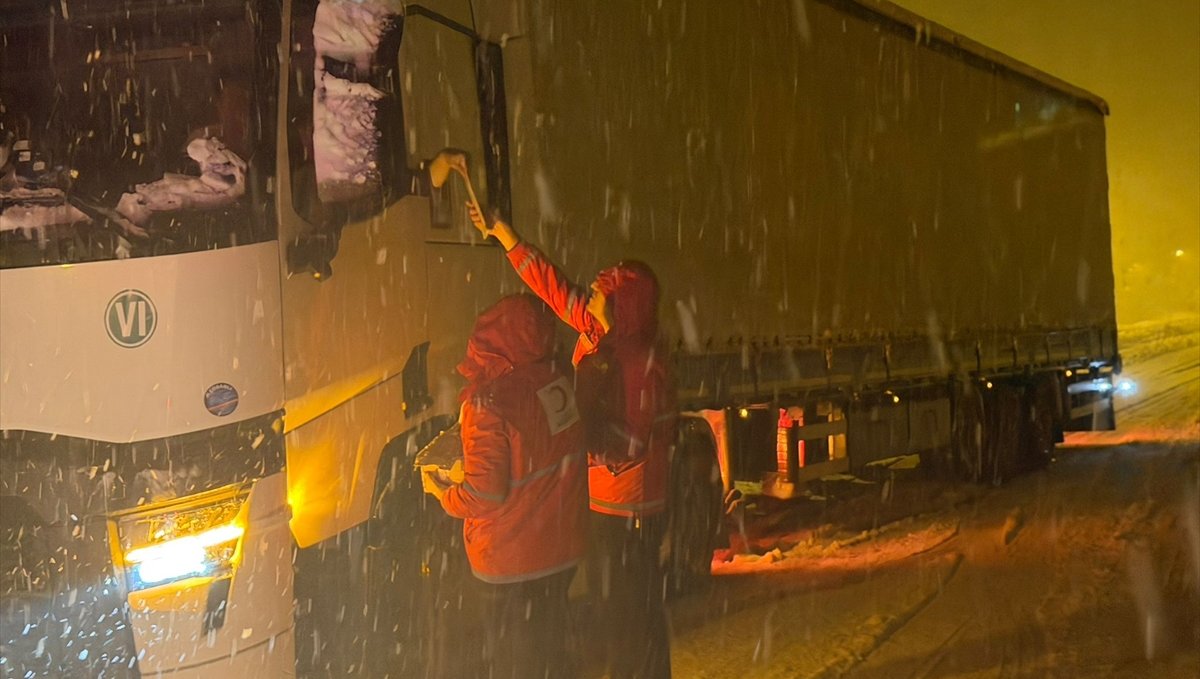 Muş-Bingöl kara yolunda ilerlemekte güçlük çekenlere Türk Kızılay ekipleri yardım etti