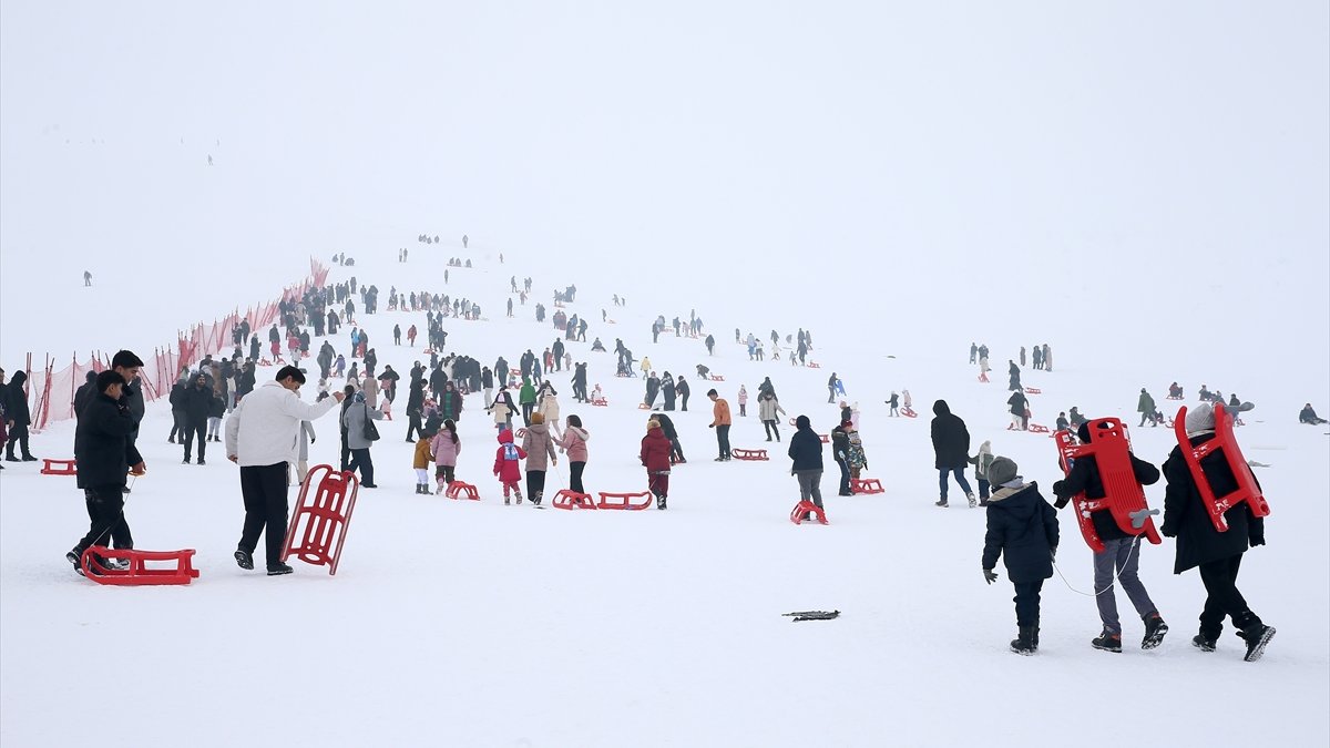 Muş Güzeldağ Kayak Merkezi 25 bini aşkın kayakseveri ağırladı