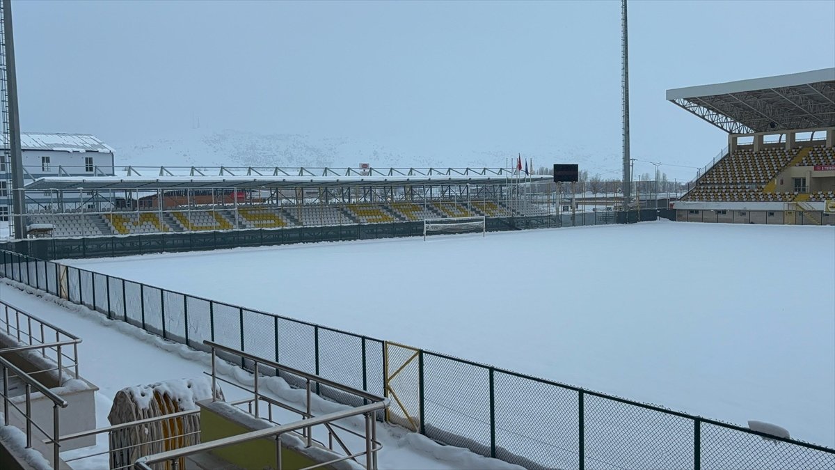 Muş Şehir Stadı'nda maç öncesinde kar temizleme çalışması yapılıyor