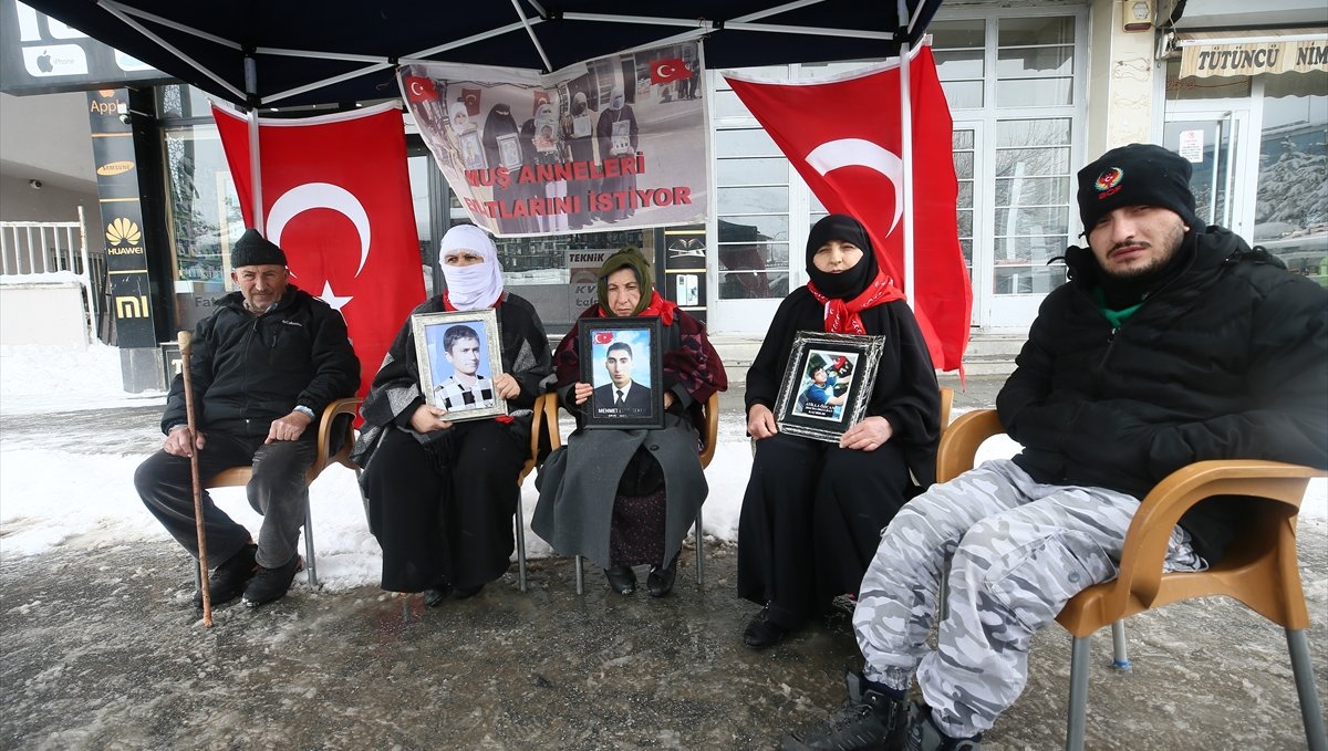 Muş'ta evlatlarına kavuşmak isteyen aileler, DEM Parti önündeki eylemlerini sürdürdü