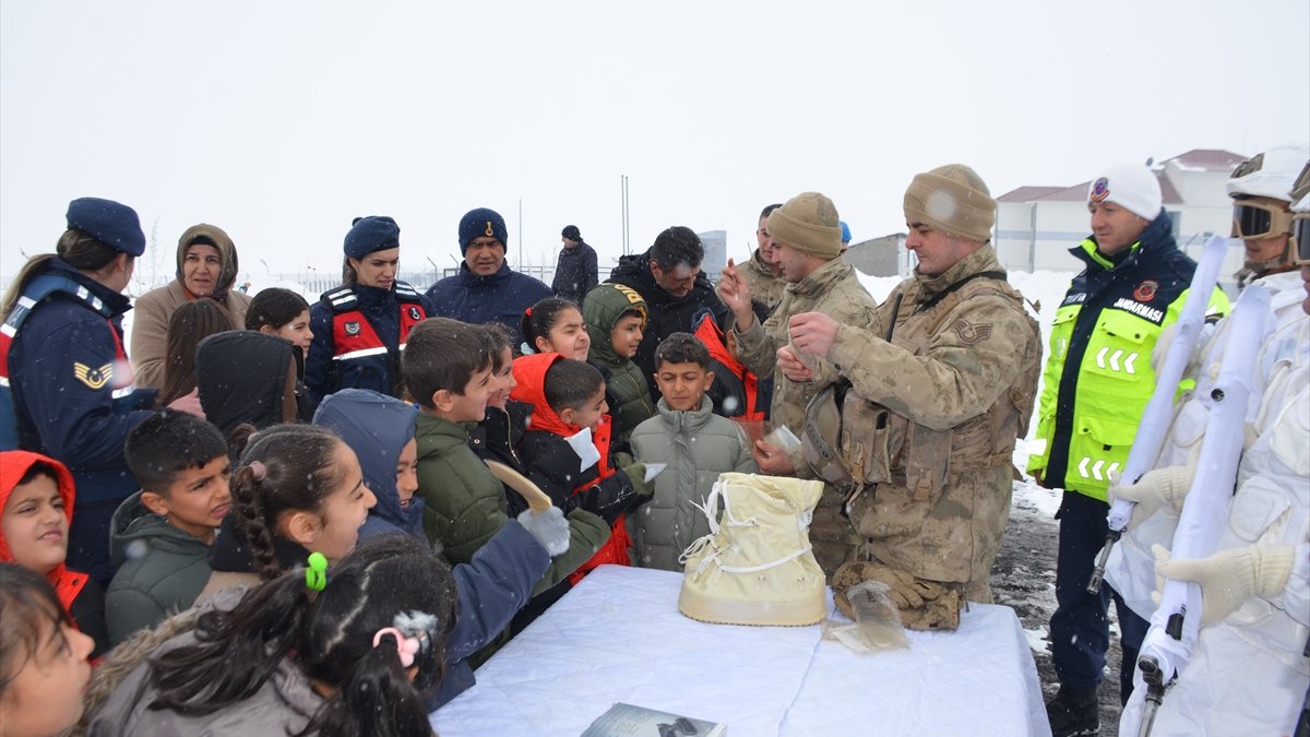 Muş'ta jandarmadan çocuklar için kış etkinliği