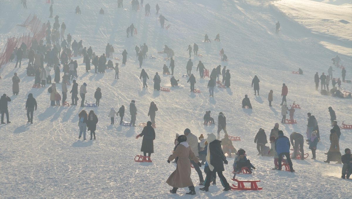 Muş'ta kayakseverler hafta sonu kayak merkezinde yoğunluk oluşturdu