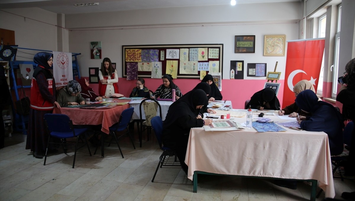 Muş'ta şehit yakınları ve gazilere yönelik ebru kursu açıldı