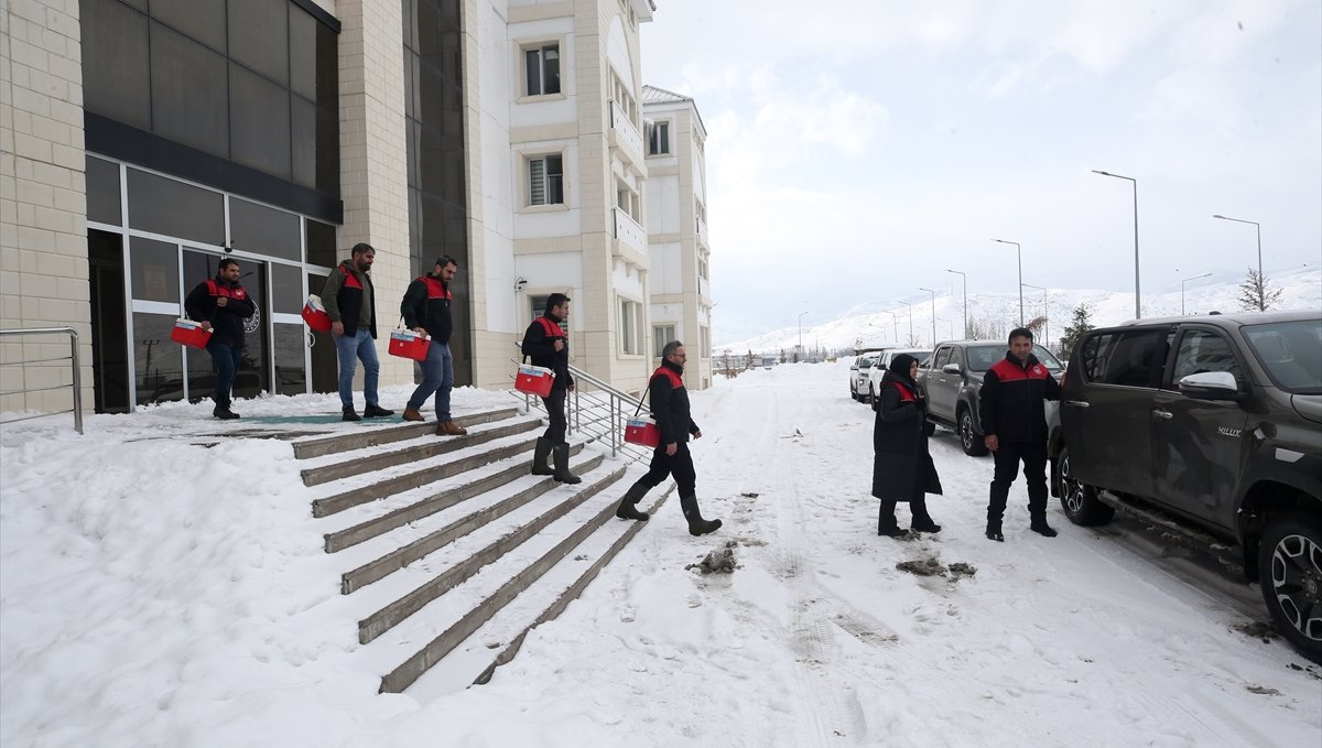 Muş'ta veteriner hekimler hayvanların sağlığı için karlı yolları aşıyor