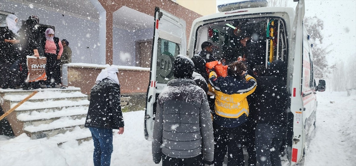 Muş'ta yolu kardan kapanan köydeki hasta ekiplerce hastaneye ulaştırıldı