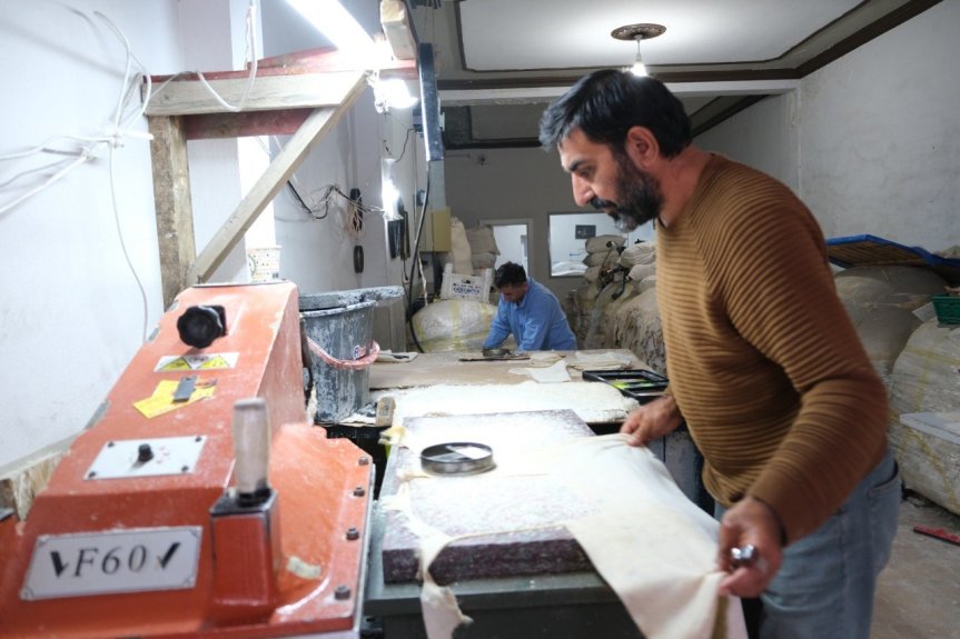 Geleneksel yöntemlerle hazırlanan koyun derileri, modern üretim teknikleriyle tulum peyniri için uygun forma dönüştürülüyor.