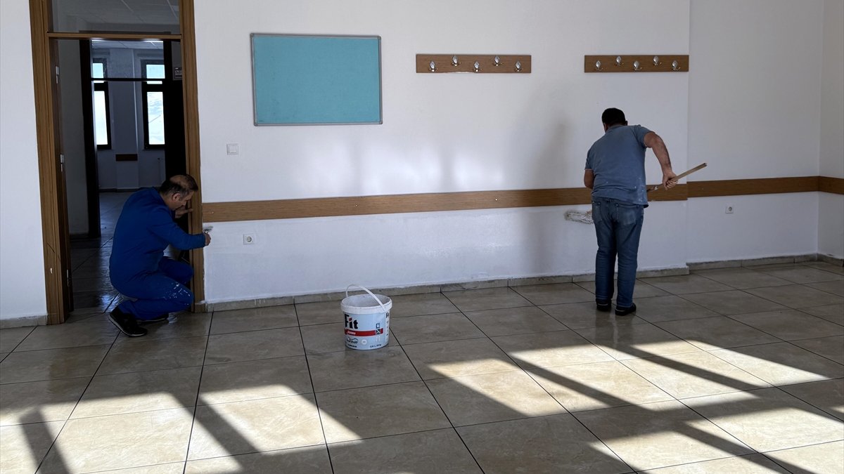 Öğrenciler yarıyıl tatilindeyken Ardahan'da idareciler okulun bakım onarımını yaptı