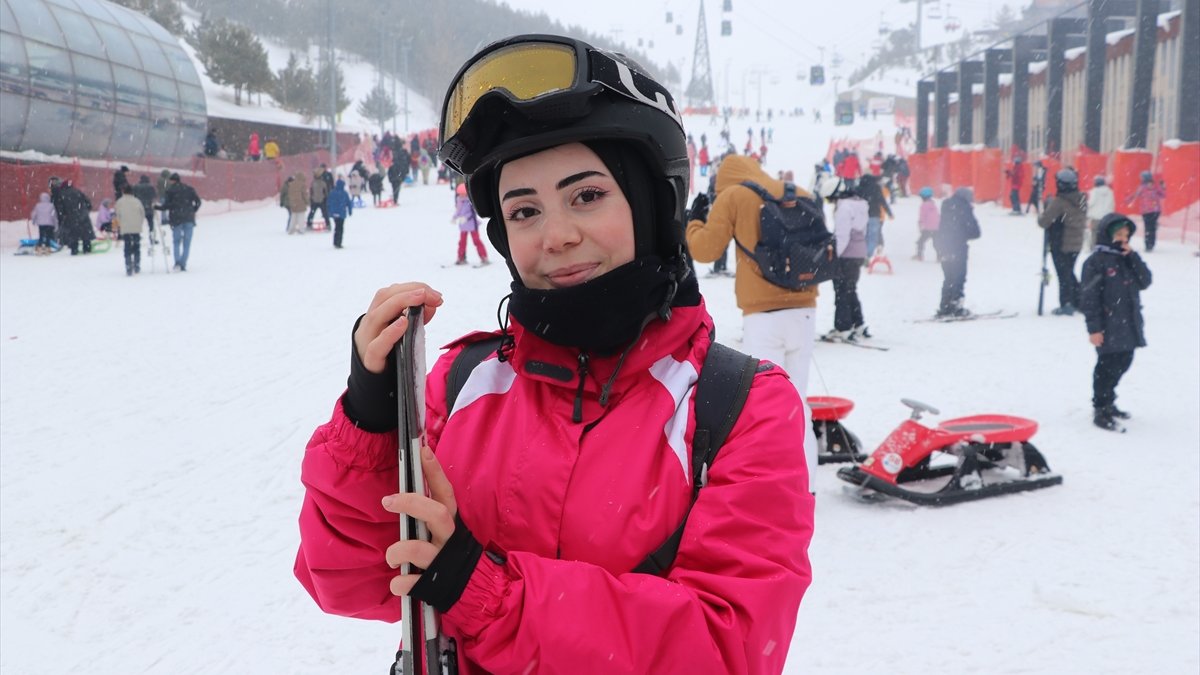 Palandöken Kayak Merkezi'nde hafta sonu yoğunluğu yaşanıyor