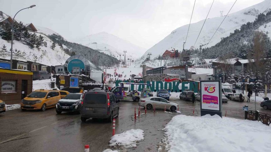 Sömestir tatilinde Palandöken Kayak Merkezi girişinde ziyaretçi ve araç yoğunluğu.