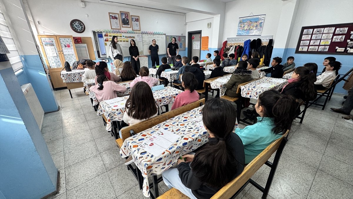 Sabancı Üniversitesi öğrencileri Van'da çocuklarla buluştu