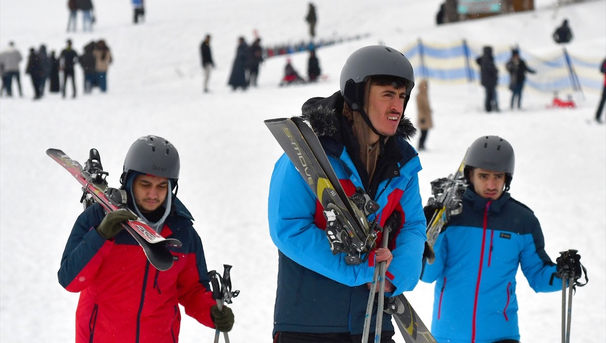 Sarıkamış Kayak Merkezi'nde yeni yılın ilk gününde yoğunluk yaşandı